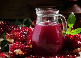 طريقة عمل عصير الرمان و التوت