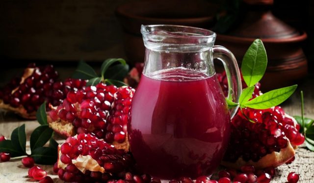 طريقة عمل عصير الرمان و التوت