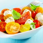 طريقة عمل سلطة الطماطم مع الريحان