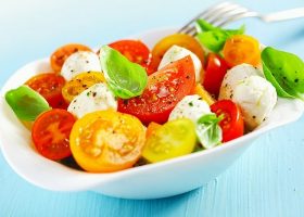 طريقة عمل سلطة الطماطم مع الريحان
