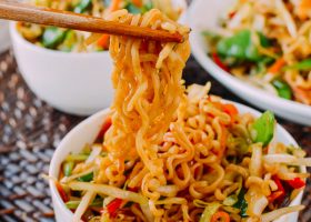 طريقة عمل شوربة اندومي بالخضار