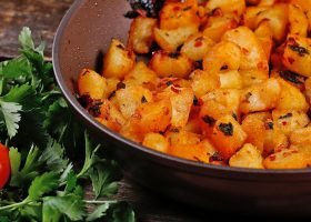 طريقة عمل بطاطا حره بدبس الرمان