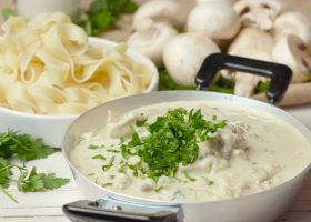 طريقة عمل دجاج ستروغونوف بالصلصة البيضاء