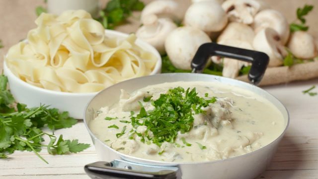 طريقة عمل دجاج ستروغونوف بالصلصة البيضاء