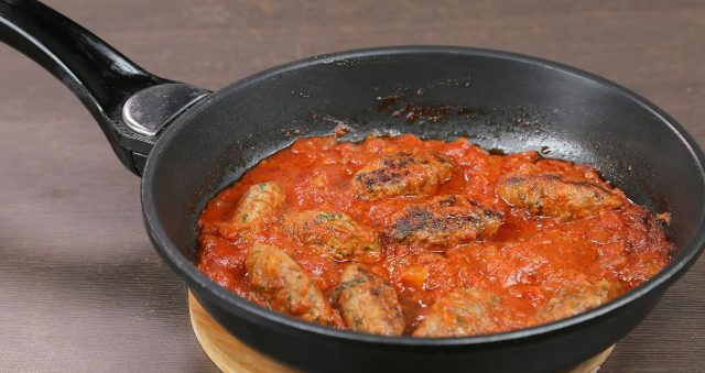 طريقة عمل كباب اللحم بصلصة الطماطم