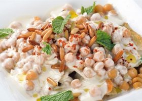 طريقة عمل فتة الحمص باللبن اللبنانية