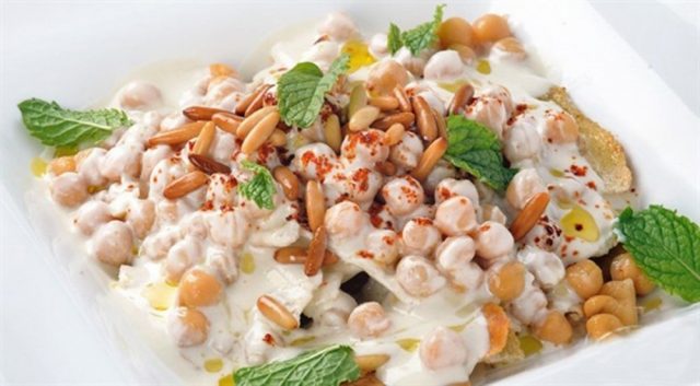 طريقة عمل فتة الحمص باللبن اللبنانية