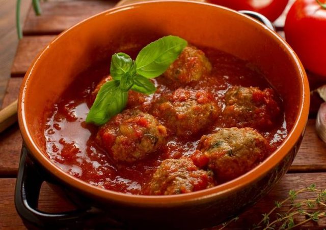 طريقة عمل كرات الكفته بالصلصه الحمراء بـ3 مكونات