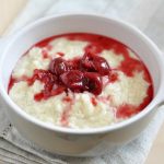طريقة عمل الأرز بالحليب مع صوص الفراولة
