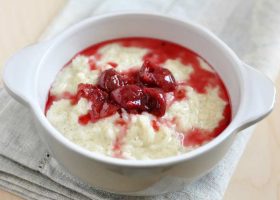 طريقة عمل الأرز بالحليب مع صوص الفراولة