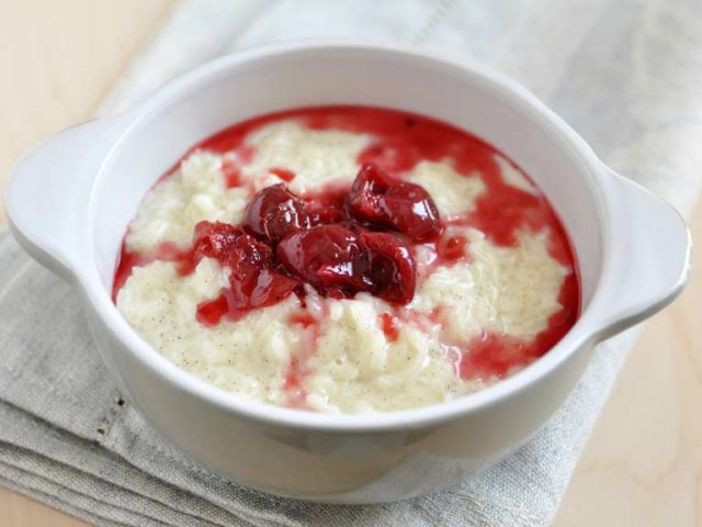 طريقة عمل الأرز بالحليب مع صوص الفراولة