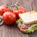 طريقة عمل شطائر التوست بالتونة والزبد