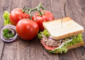 طريقة عمل شطائر التوست بالتونة والزبد