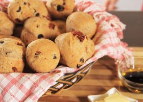 طريقة عمل خبز بالزيتون والطماطم المجففة