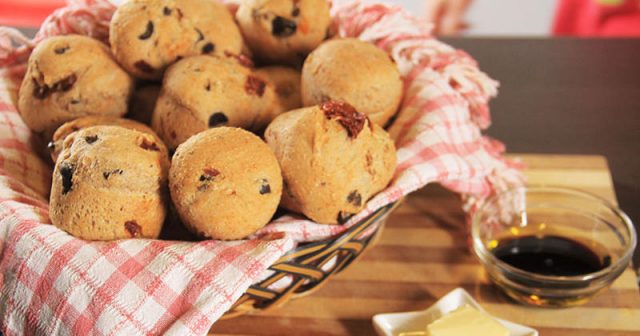 طريقة عمل خبز بالزيتون والطماطم المجففة