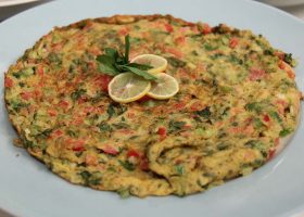 طريقة عمل بيض بالخضار واللحم المفروم