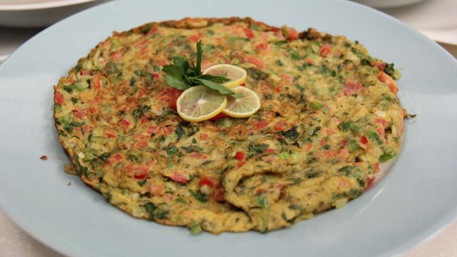 طريقة عمل بيض بالخضار واللحم المفروم