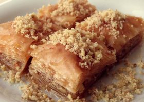 طريقة عمل بقلاوة بالمكسرات