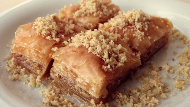 طريقة عمل بقلاوة بالمكسرات