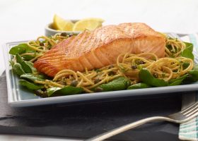طريقة عمل سمك السلمون بالمعكرونة