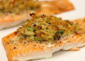 طريقة عمل سمك السلمون المحشي