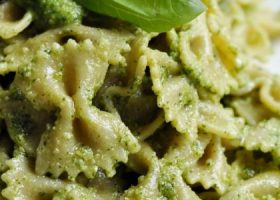 طريقة عمل المعكرونة الإيطالية بصلصة البيستو