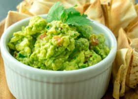 طريقة عمل سلطة الافوكادو المهروسة