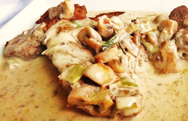 طريقة عمل فيليه دجاج مع صوص الفطر