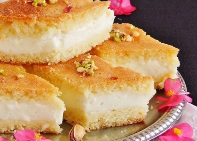 طريقة عمل بسبوسة محشية بالقشطة والنشا