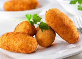 طريقة عمل البطاطس المحمرة بالبيض والبقسماط