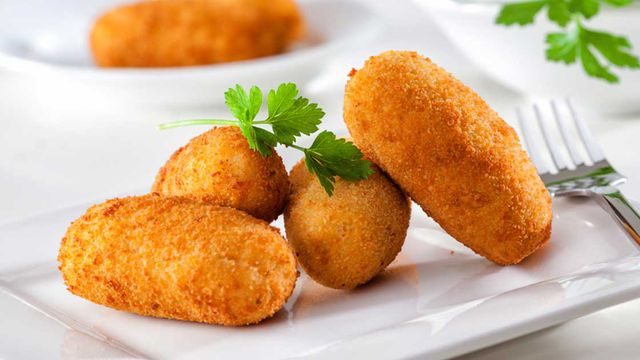 طريقة عمل البطاطس المحمرة بالبيض والبقسماط