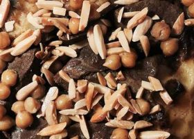 طريقة عمل مقلوبة اللحم بالباذنجان والحمص