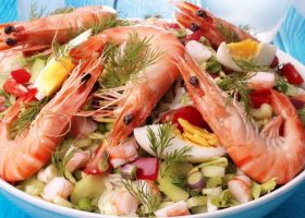 طريقة عمل سلطة فواكة البحر