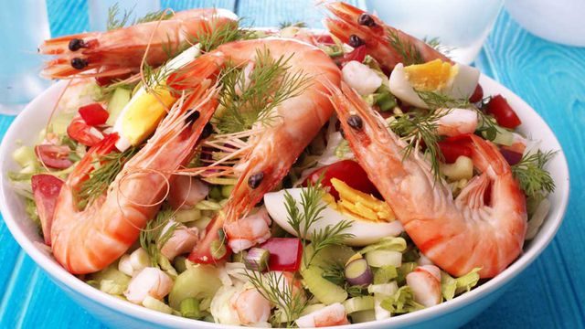 طريقة عمل سلطة فواكة البحر