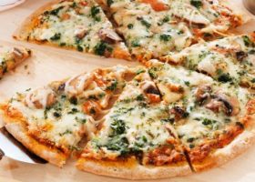 طريقة عمل البيتزا بالسبانخ والجبن