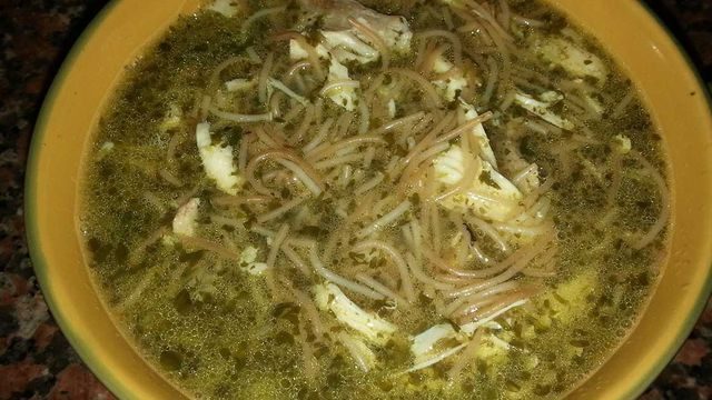طريقة عمل شوربة الدجاج بالشعيرية والكزبرة