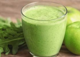 طريقة عمل عصير الجرجير باللبن مع التفاح