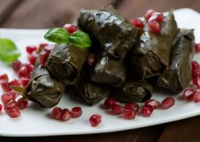 طريقة عمل محشي ورق عنب بدبس الرمان