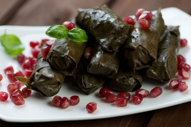 طريقة عمل محشي ورق عنب بدبس الرمان