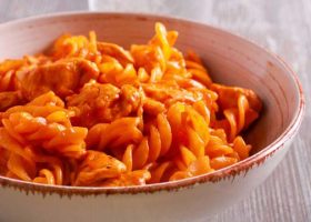 طريقة عمل المكرونة بالصلصة الحمراء والدجاج