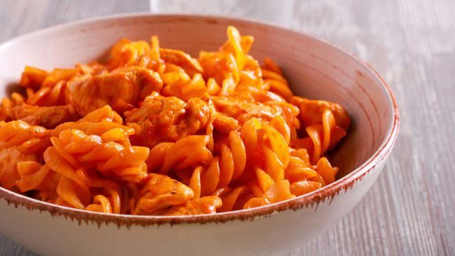 طريقة عمل المكرونة بالصلصة الحمراء والدجاج