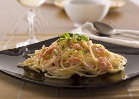 طريقة عمل سمك السلمون بالمعكرونة لايت