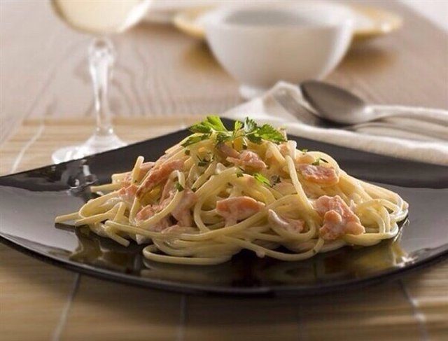 سمك السلمون بالمعكرونة لايت