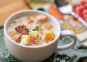 طريقة عمل حساء السلمون مع البطاطس والشومر