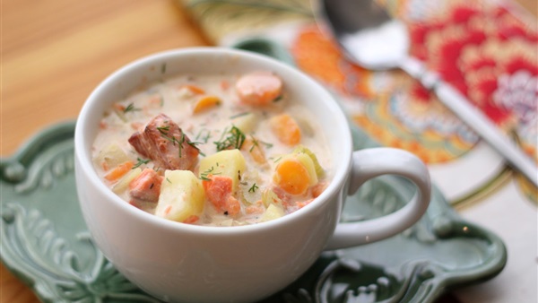 طريقة عمل حساء السلمون مع البطاطس والشومر