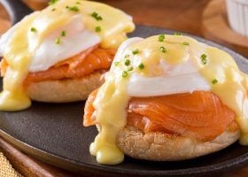 طريقة عمل بيض البندكت مع السلمون المدخن وصوص الهولنديز