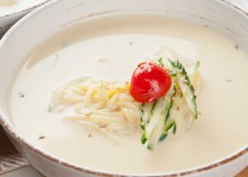 طريقة عمل شوربة الاندومي بالحليب