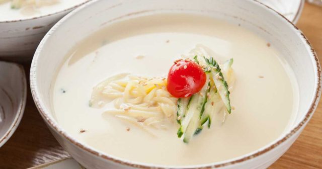 طريقة عمل شوربة الاندومي بالحليب