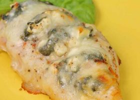 طريقة عمل دجاج بالسبانخ والجبن