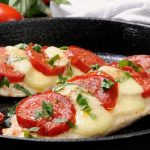 طريقة عمل تشيكن موتزاريلا مع الطماطم